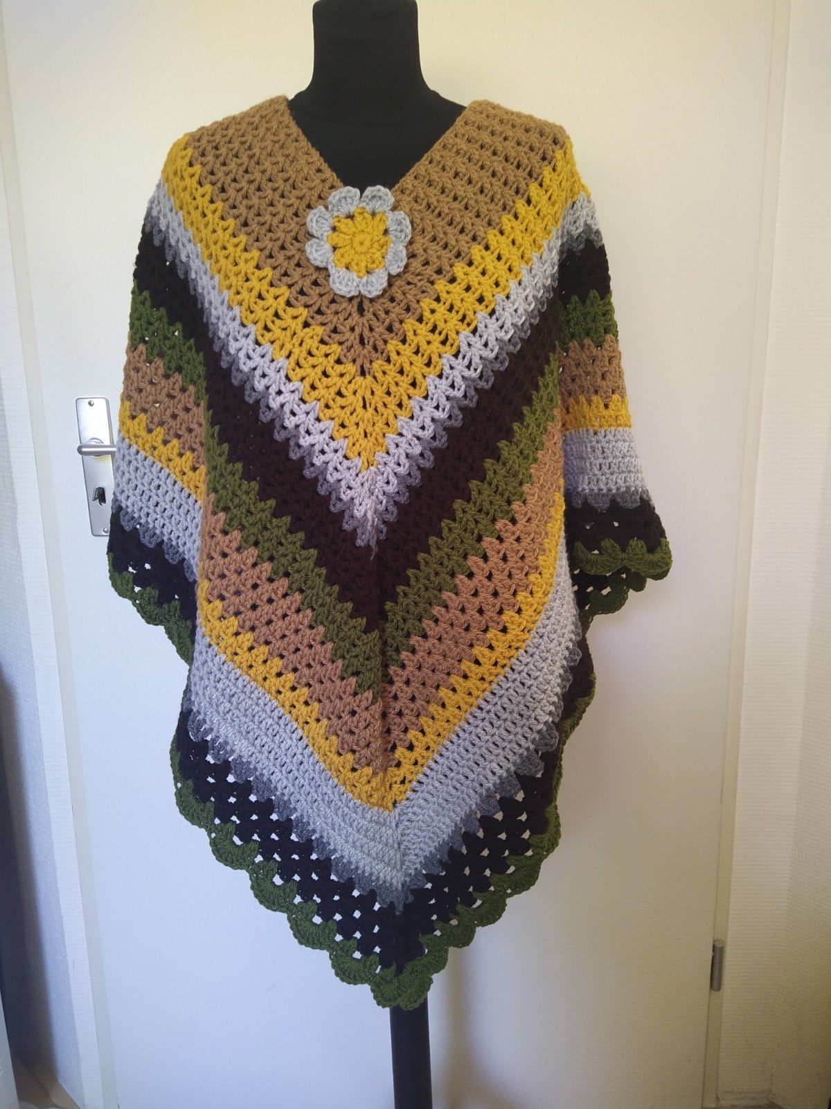 Nieuwe handgehaakte poncho van zacht acrylgaren, Handgemaakt, Ophalen of Verzenden, Nieuw