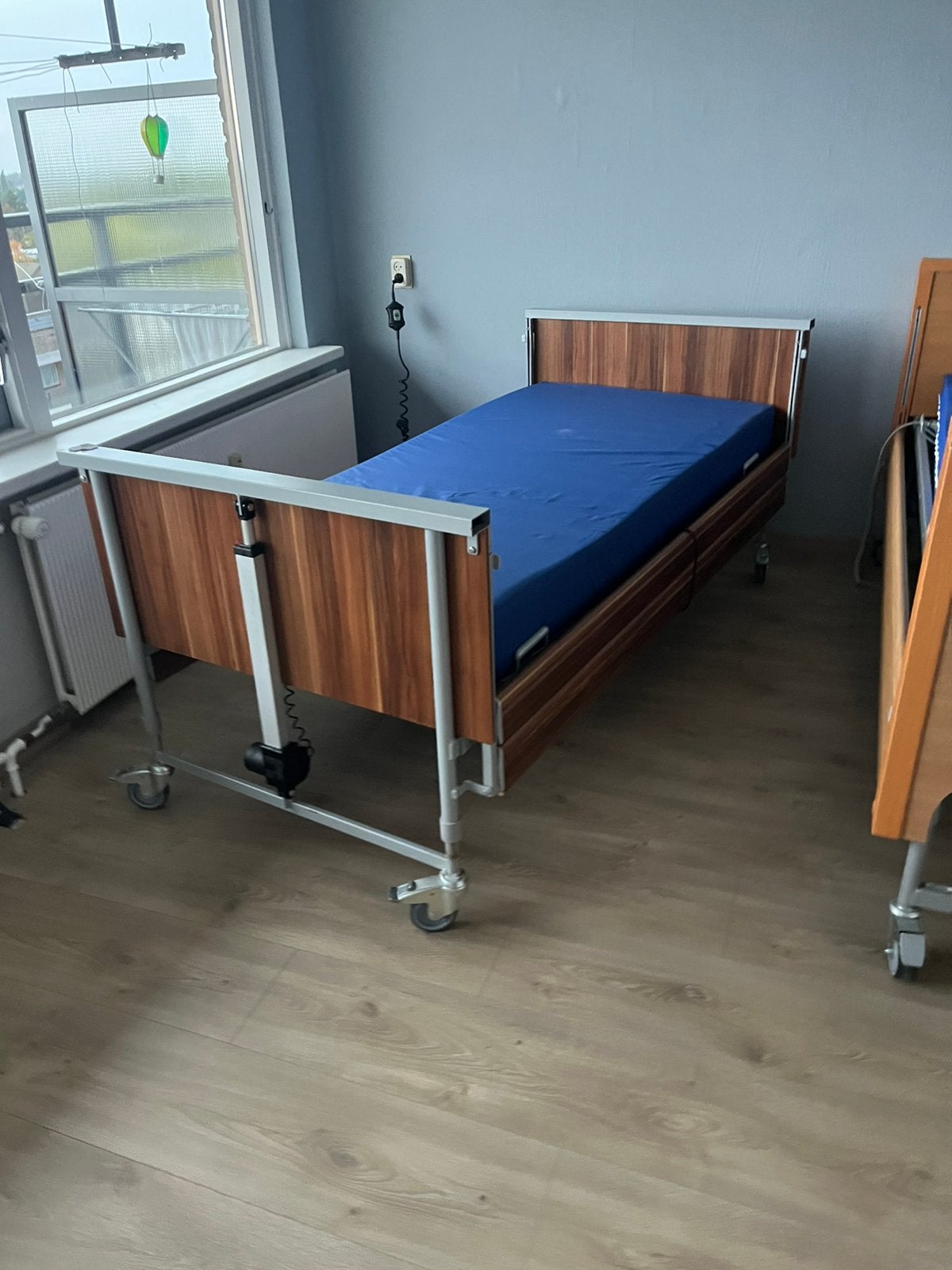 Te koop twee verstelbare elektrische bedden, Ophalen, Verstelbaar, 90 cm, Zo goed als nieuw