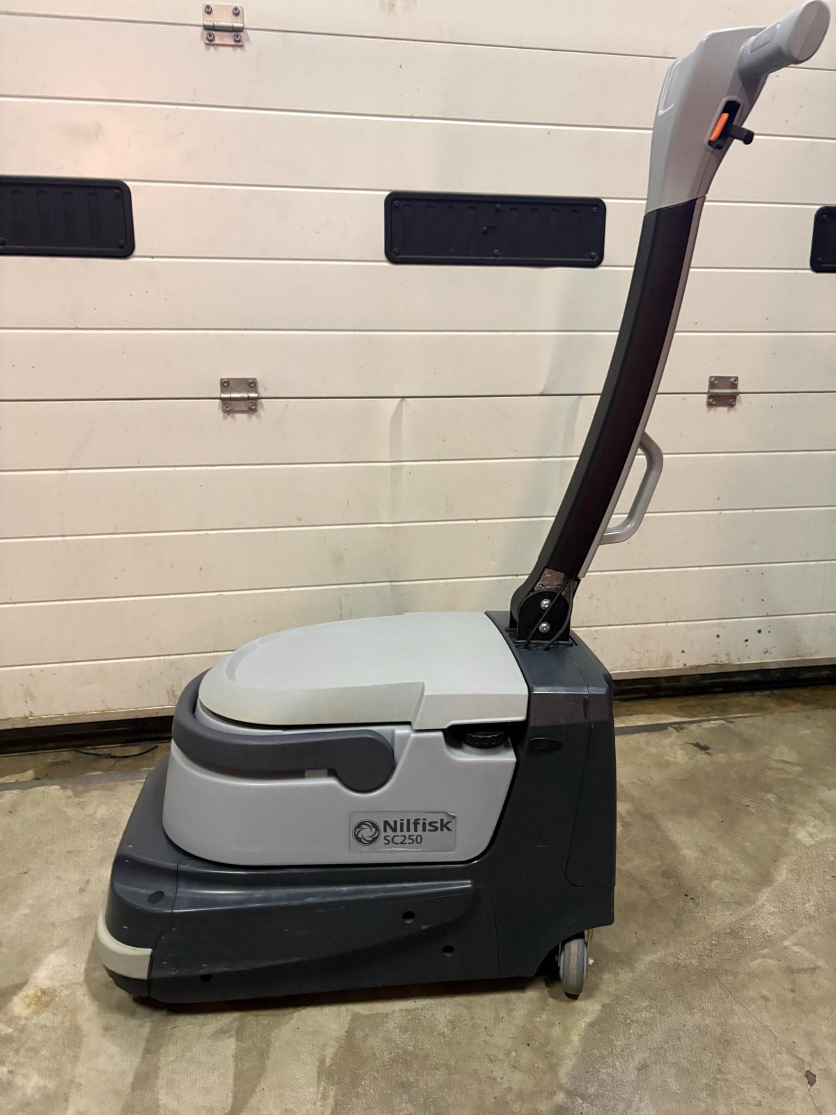Nilfisk SC 250 Compacte Schrobzuigmachine, Ophalen of Verzenden, Gebruikt, Schrobmachine