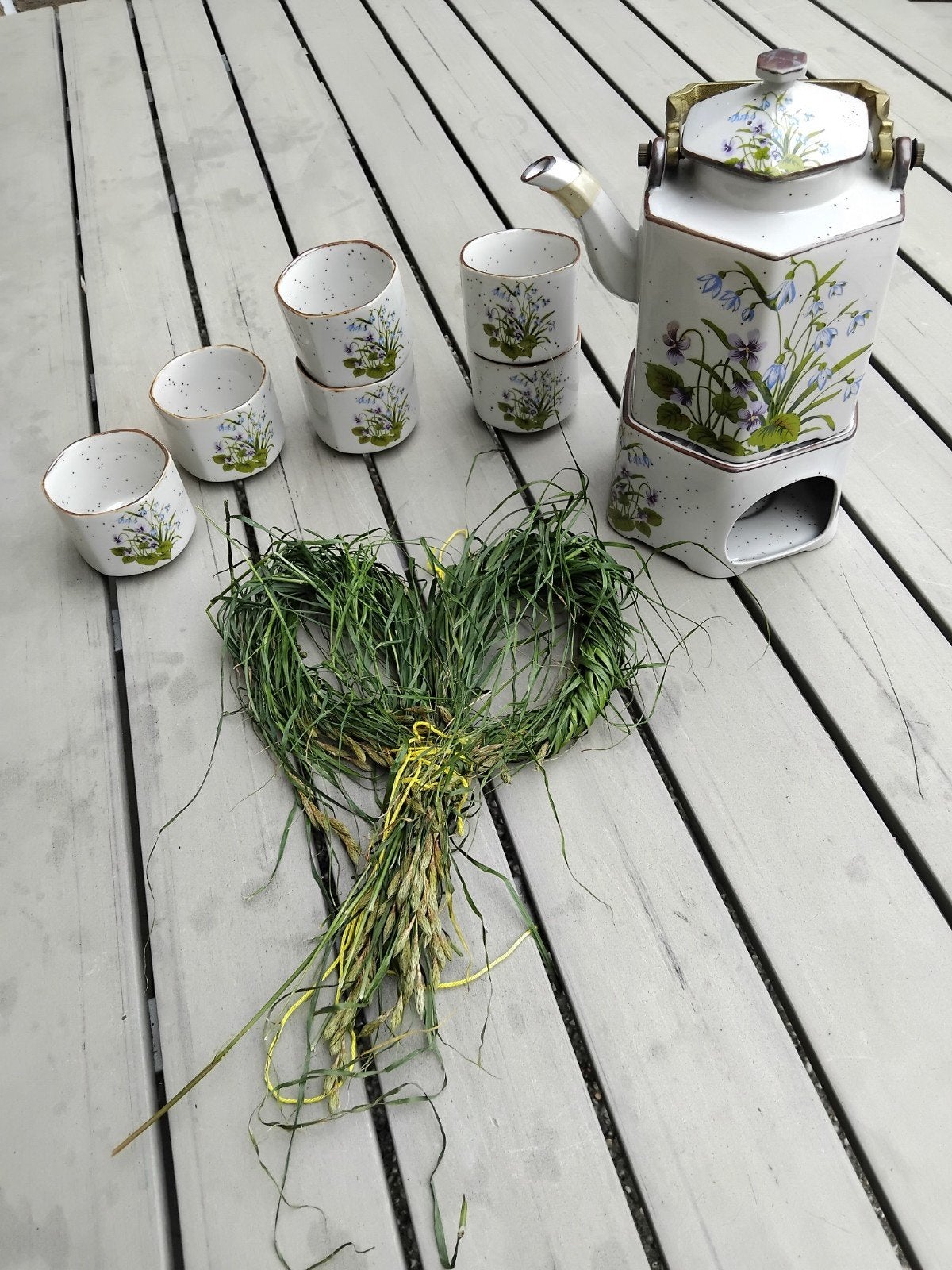 Mooi bloemen Servies met pot, waarmhouder en 6 bekers,prima, Ophalen, Zo goed als nieuw, Overige stijlen, Kop(pen) en/of Schotel(s)