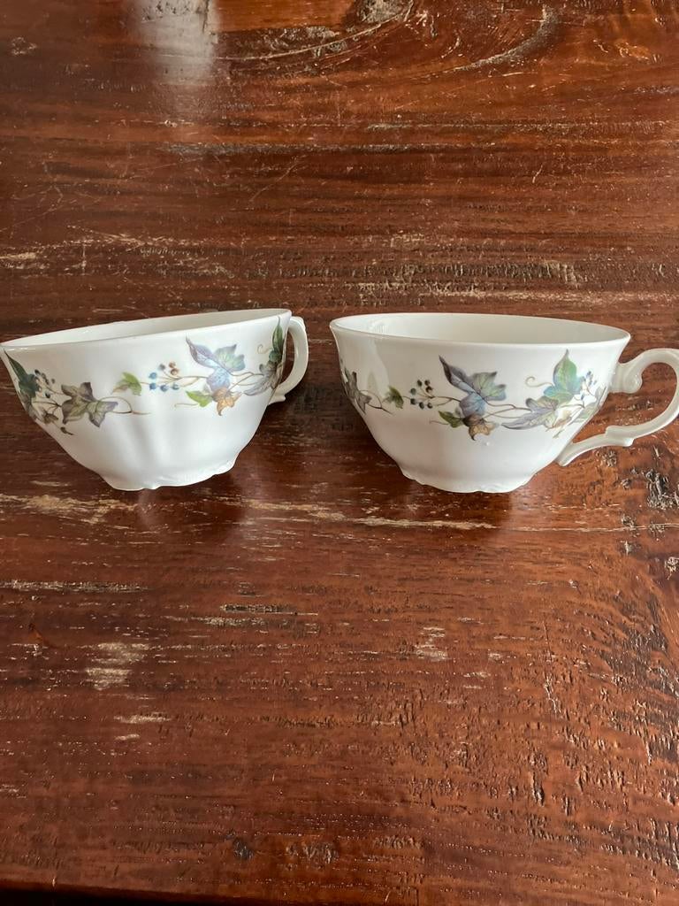 Twee kopjes Royal China Vigo, Antiek en Kunst, Antiek | Servies los, Ophalen of Verzenden