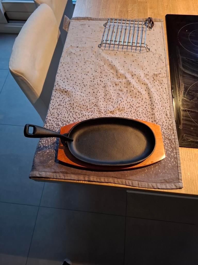 Gietijzeren Sizzle Plate Serveer Pannetje met onderzetter, Huis en Inrichting, Ophalen of Verzenden, Zo goed als nieuw, Gietijzer