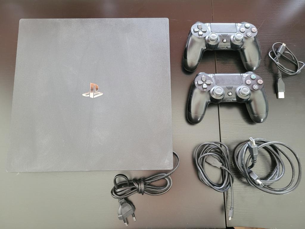 PlayStation 4 Pro met 2 controllers en kabels, Spelcomputers en Games, Spelcomputers | Sony PlayStation 4, Gebruikt, Pro, Met 2 controllers