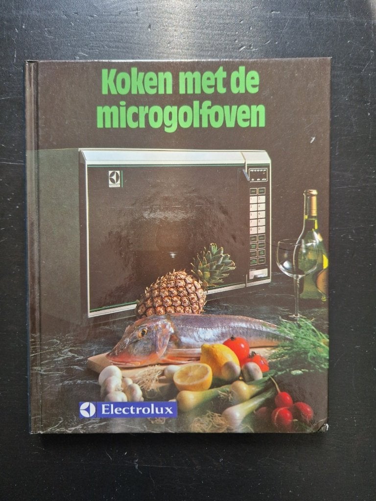 Vintage kookboek: Koken met de microgolfoven, Gelezen, Ophalen of Verzenden, Hoofdgerechten, Overige gebieden