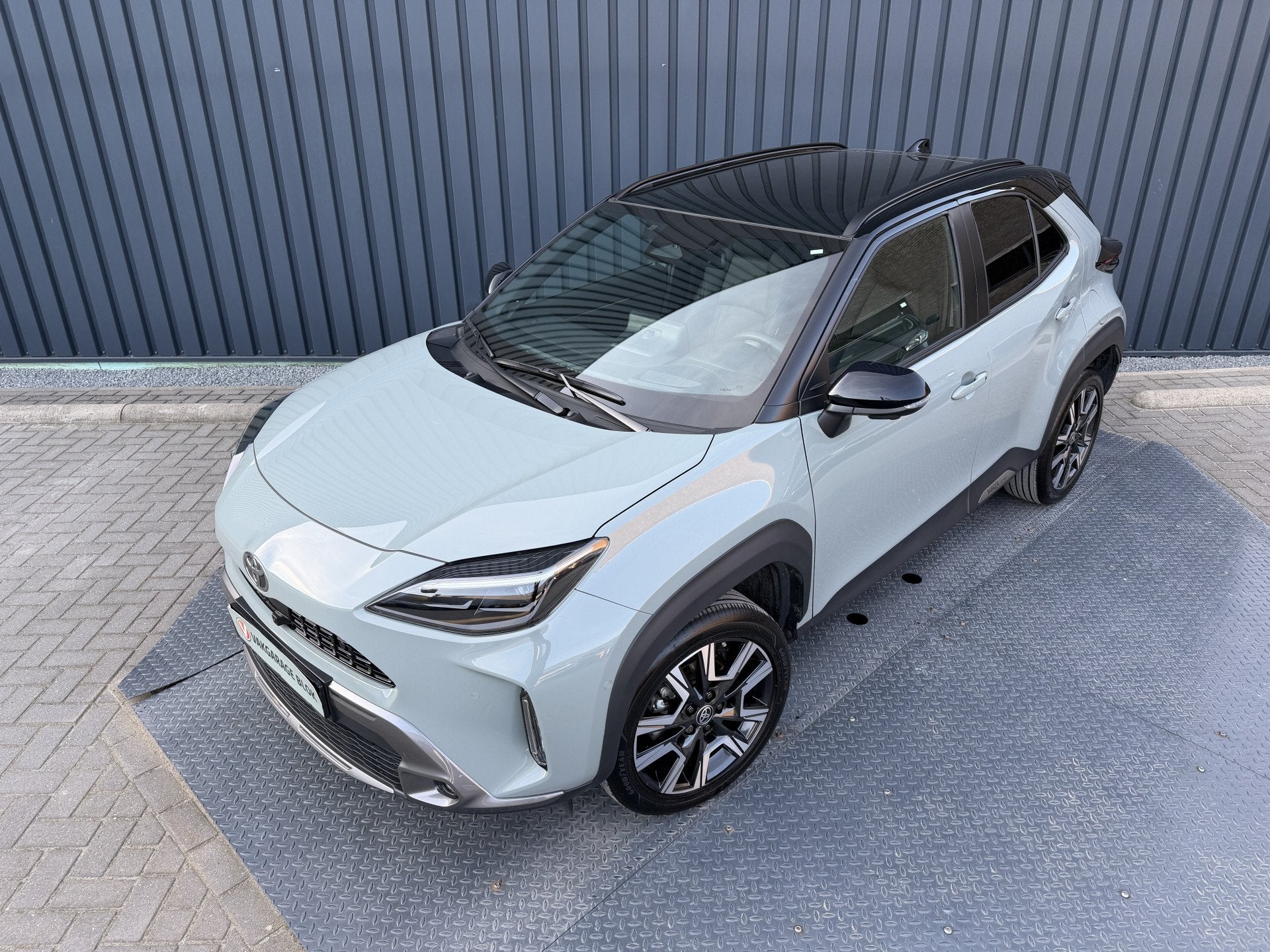 Toyota Yaris Cross 1.5 Hybrid 130 Launch Edition | Pano dak, Dealer onderhouden, 1195 kg, Gebruikt, Leder en Stof