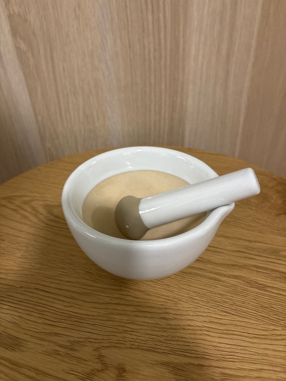 Witte vijzel met stamper - Keukenaccessoire, Ophalen of Verzenden, Steen/keramiek, Wit, Overige typen
