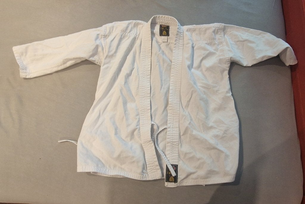 Karate pak kind 130 cm, Gebruikt, Maat XS of kleiner, Vechtsportpak, Ophalen of Verzenden