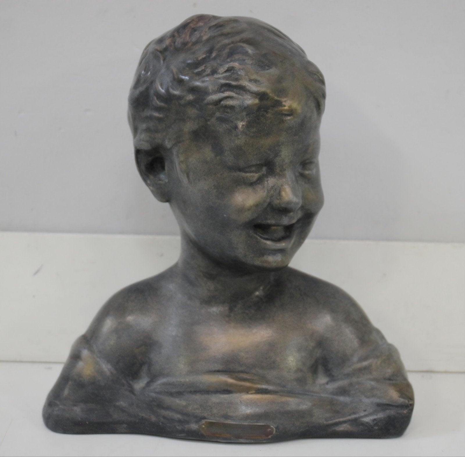 Bronzen Buste van een Lachende Jongen, Buste, Ophalen of Verzenden, Gepatineerd, 20 - 50 cm