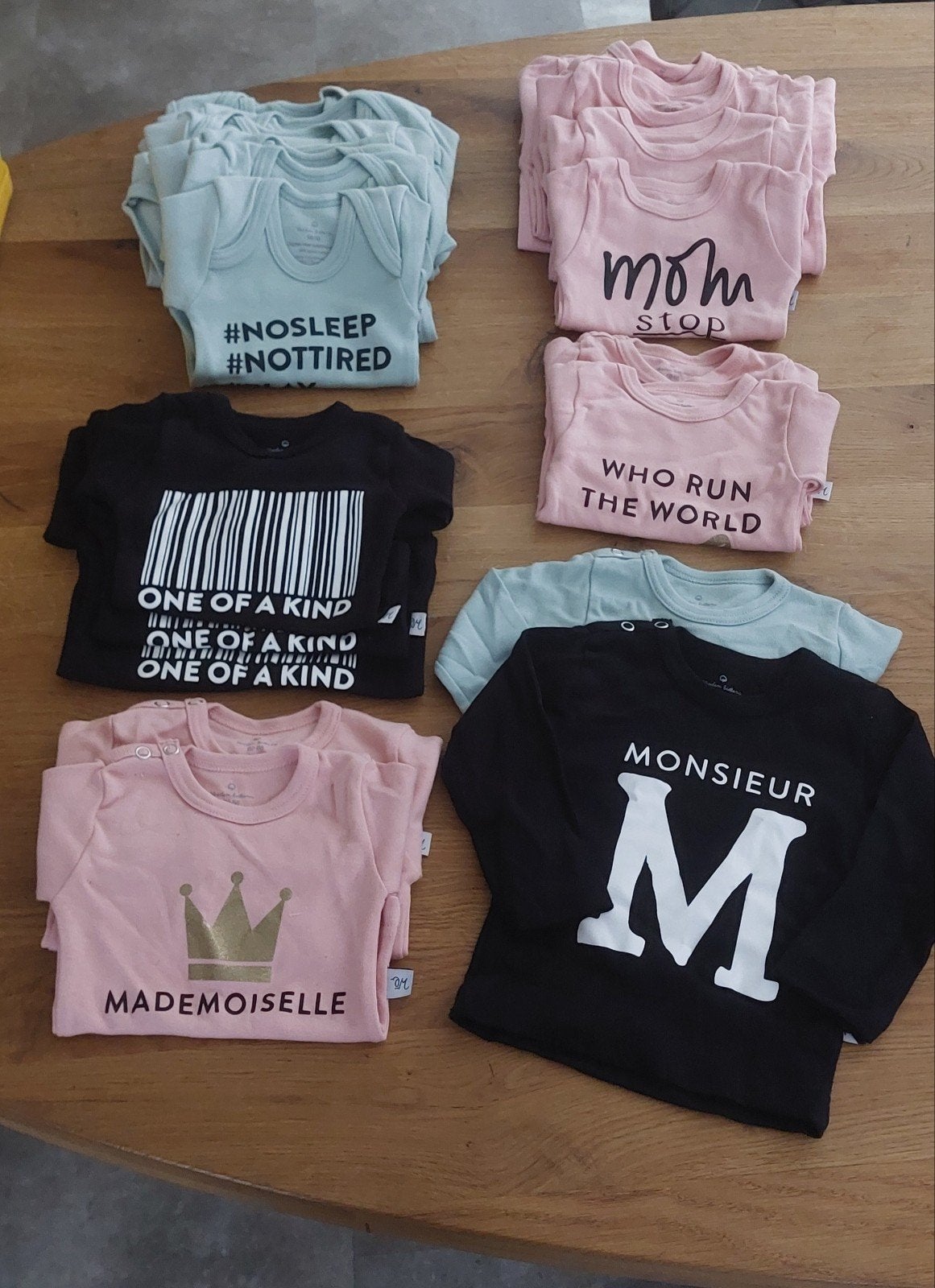 Partij nieuwe babykleding: 21 stuks 15 shirts, 6 rompers (50, Kinderen en Baby's, Jongetje of Meisje, Wooden buttons, Nieuw, Ophalen of Verzenden