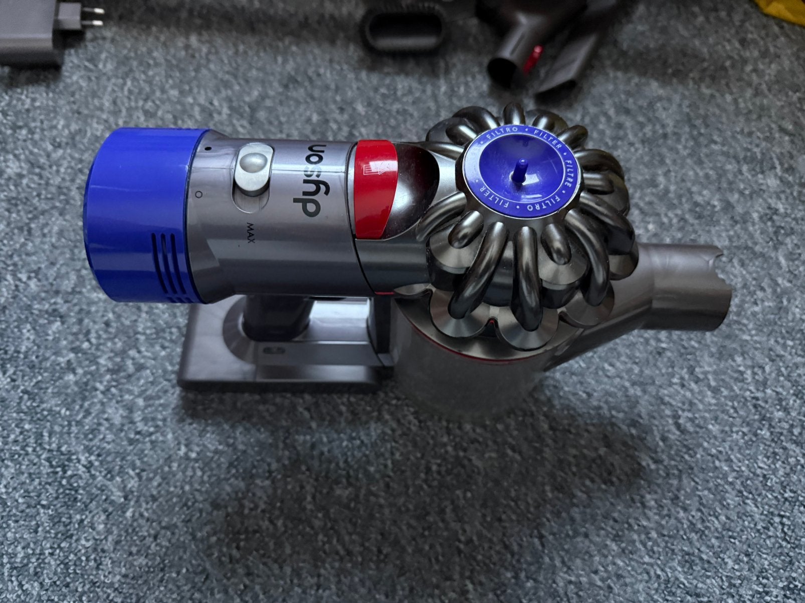 Dyson V8 steelstofzuiger met hulpstukken accu slecht., Ophalen of Verzenden, Zo goed als nieuw