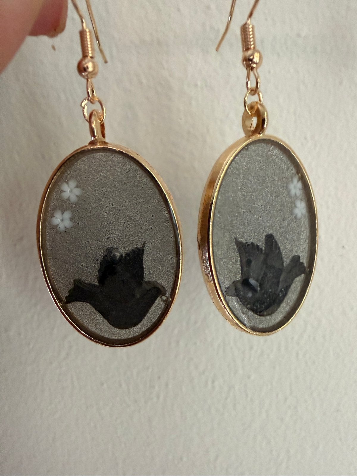 Oorbellen met antraciet duifjes en witte bloemen, Overige materialen, Hangers, Nieuw, Ophalen of Verzenden