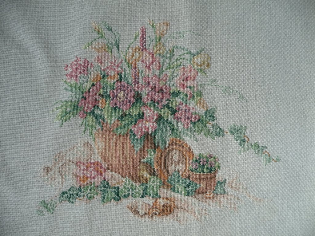 Borduurwerk "Bloemen in pot en slakkenhuisjes", Ophalen of Verzenden, Gebruikt, Handborduren, Onderdeel of Toebehoren