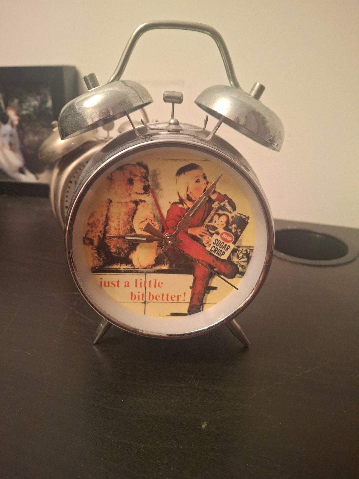 Vintage wekker met retro afbeelding in goede staat, Gebruikt, Vintage, Analoog, Ophalen of Verzenden