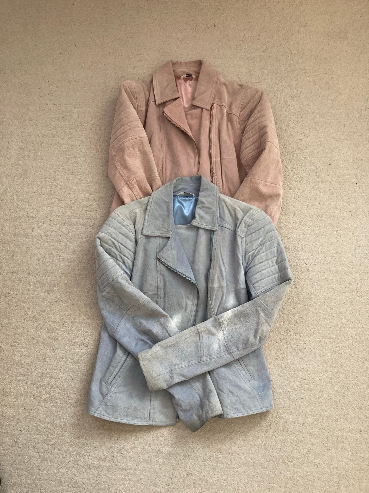 Set van 2 suède jassen: roze en lichtblauw, Ophalen of Verzenden, Gedragen, Maat 38/40 (M), Roze