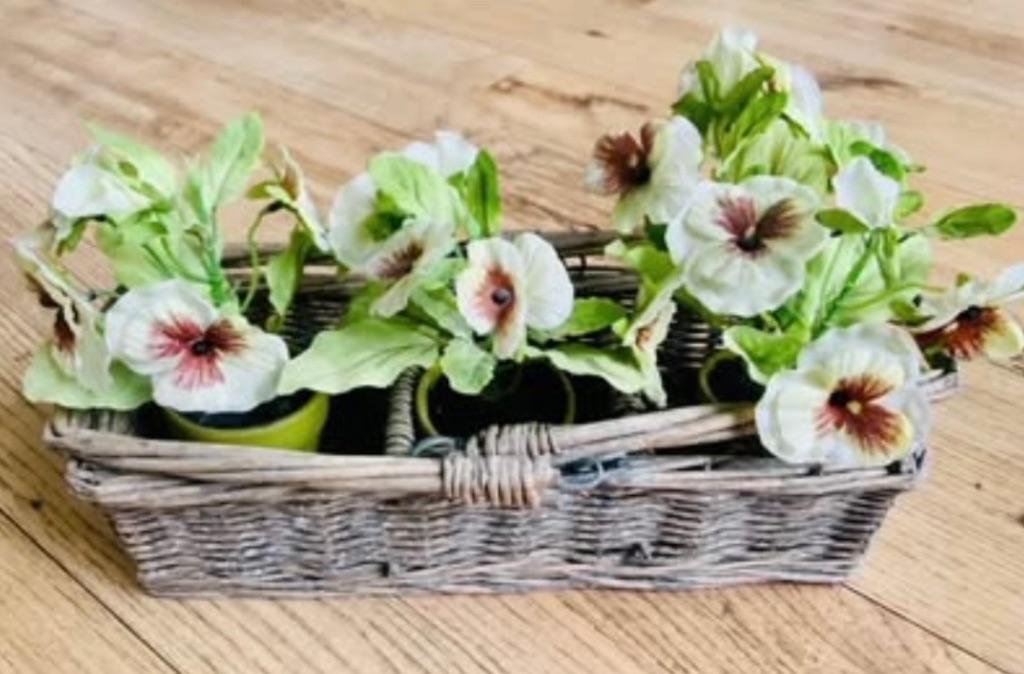 Rieten mandje met nepbloemetjes, Mand, Ophalen of Verzenden, Zo goed als nieuw, Riet