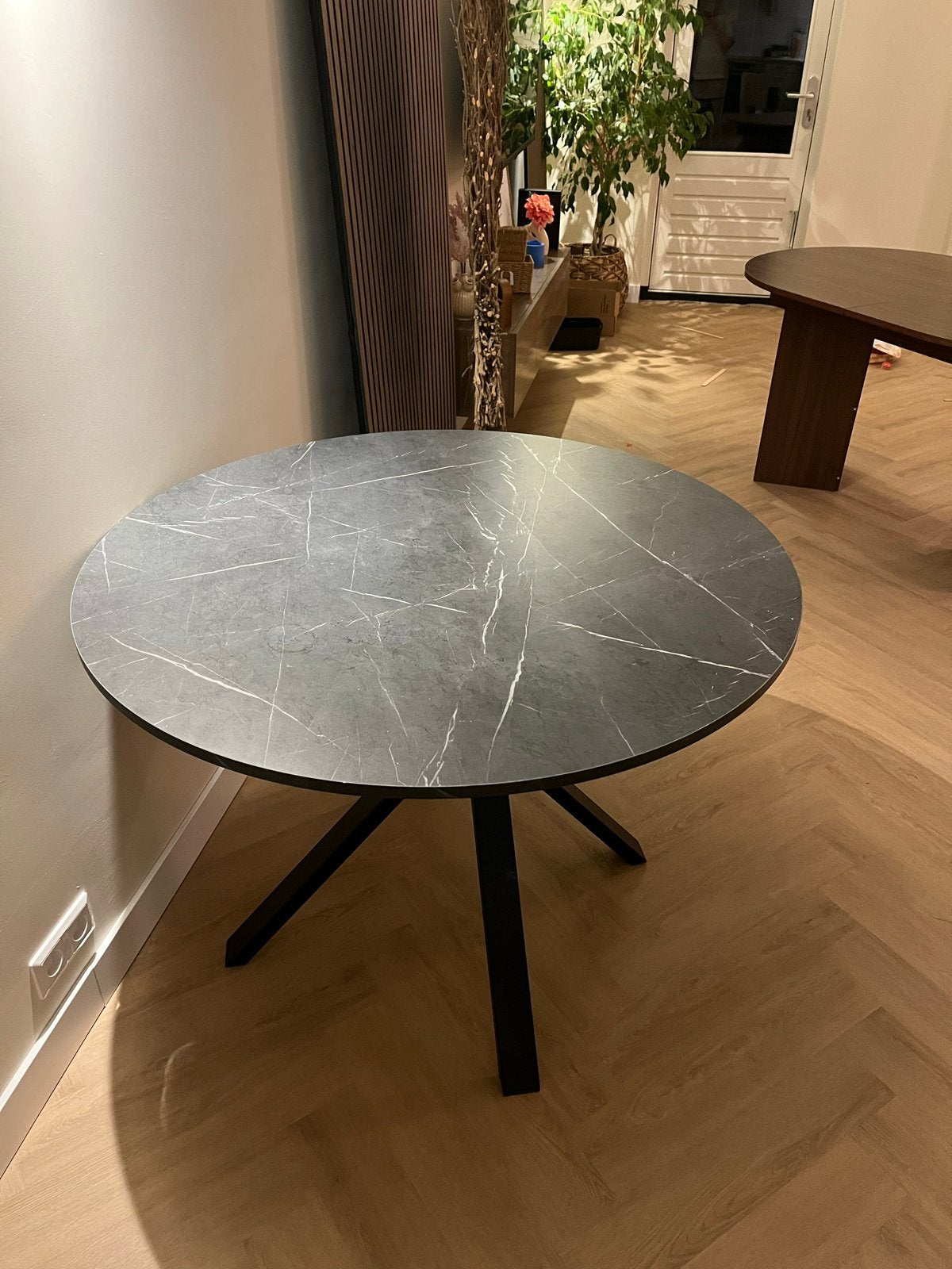 Moderne ronde eettafel met marmerlook blad, Huis en Inrichting, Ophalen, Rond, Zo goed als nieuw, Metaal