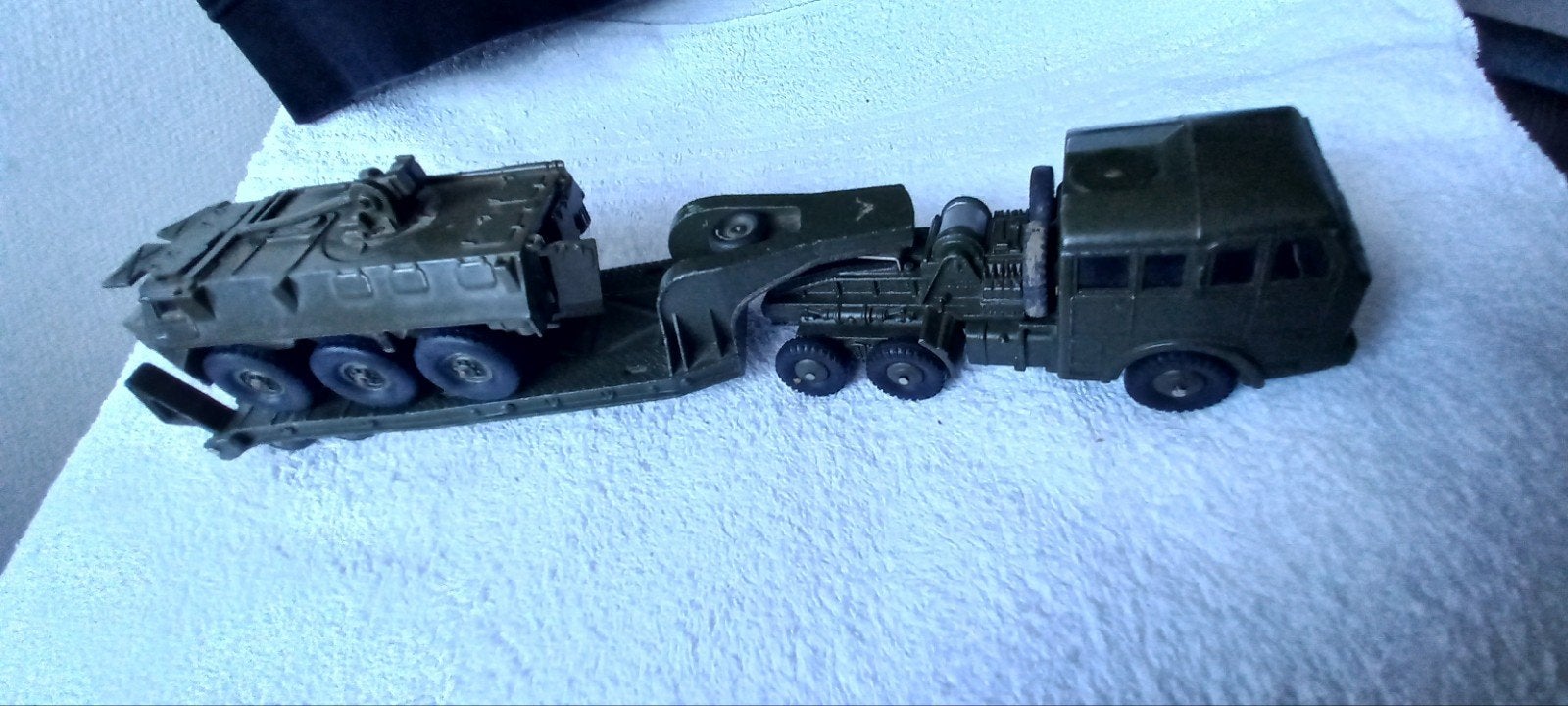 dinky toys militair nr 890 met solido, Hobby en Vrije tijd, Modelauto's | 1:50, Ophalen of Verzenden, Zo goed als nieuw, Bus of Vrachtwagen