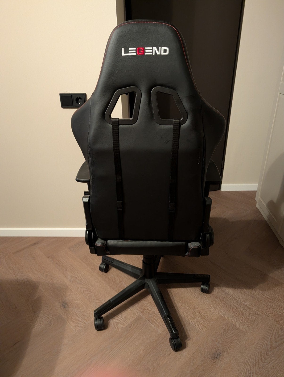 Foto 3 van Nette Legend gamingstoel in zwart met rode details.