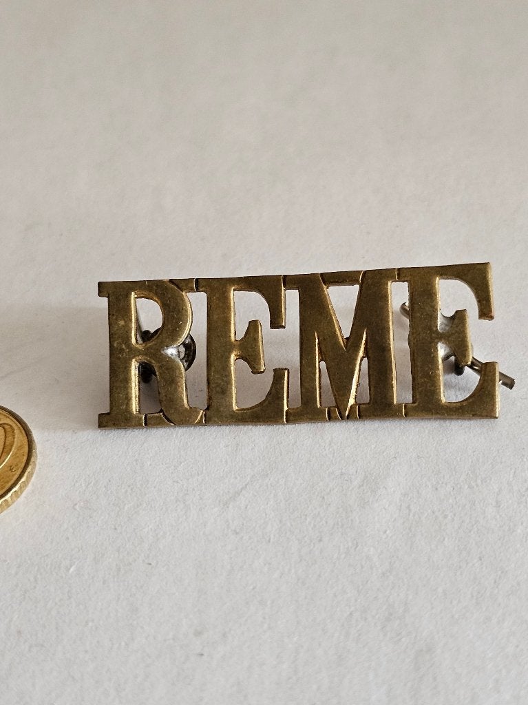 R E M E   SCHOUDER EMBLEEM, Ophalen of Verzenden, Landmacht, Nederland, Embleem of Badge