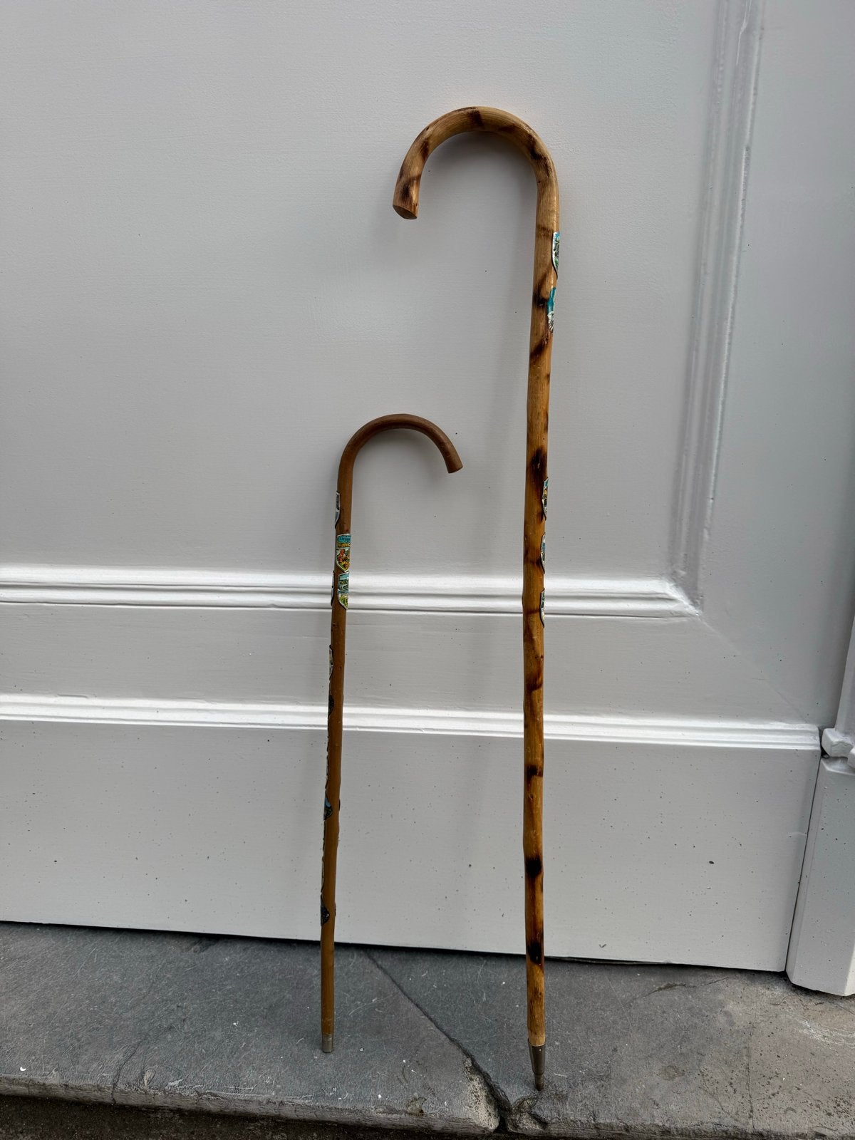 Twee vintage wandelstokken met schildjes, Diversen, Ophalen of Verzenden, Gebruikt