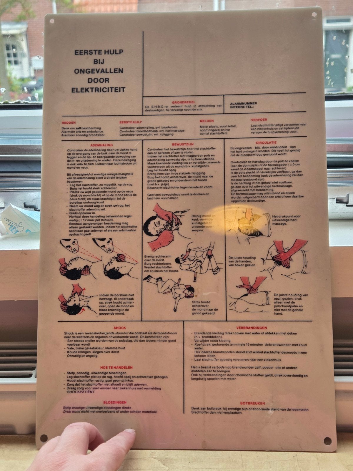 Eerste hulp bij ongevallen door elektriciteit., Ophalen of Verzenden
