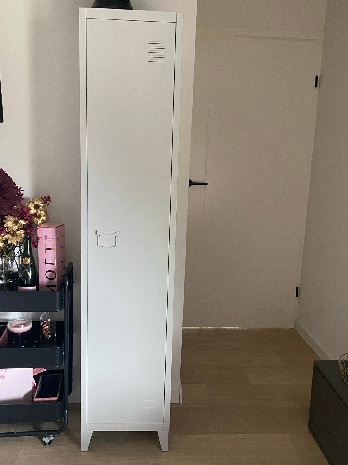 Smalle lockerkast lichtgrijs 1-deurs met 2 schappen, Huis en Inrichting, Ophalen, Zo goed als nieuw