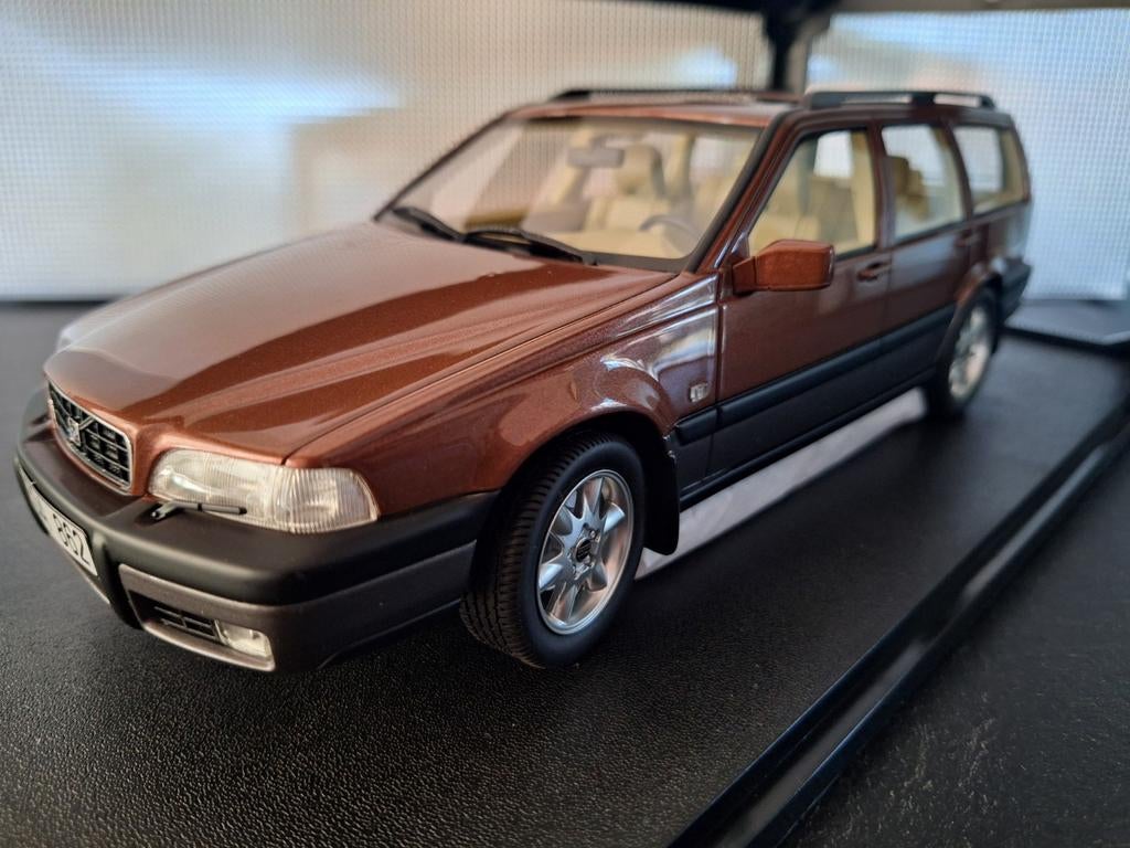 Volvo V70 XC Cross Country 1996-1999 Schaal 1:18, Hobby en Vrije tijd, Overige merken, Auto, Cult, Nieuw