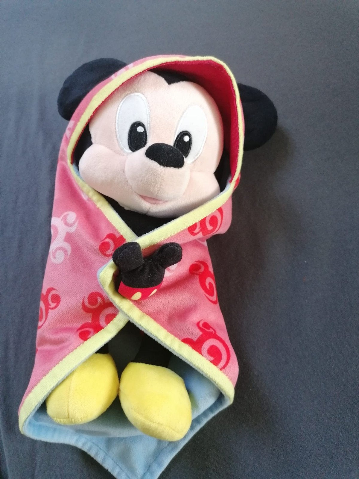Mickey mouse in dekentje, Verzamelen, Disney, Ophalen of Verzenden, Mickey Mouse, Zo goed als nieuw, Knuffel
