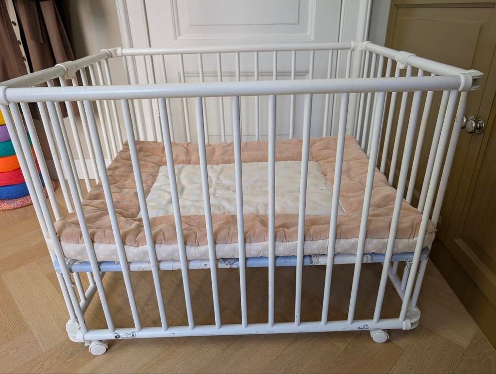 Witte vierkante box met wieltjes en boxkleed, Kinderen en Baby's, Boxen, Ophalen of Verzenden, Gebruikt, Vierkant, Wieltjes
