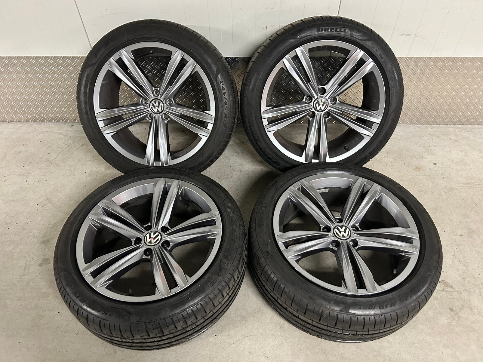 Originele VW Tiguan sebring 19 inch 5x112 Pirelli P-zero, Banden en Velgen, VW, Personenwagen, **