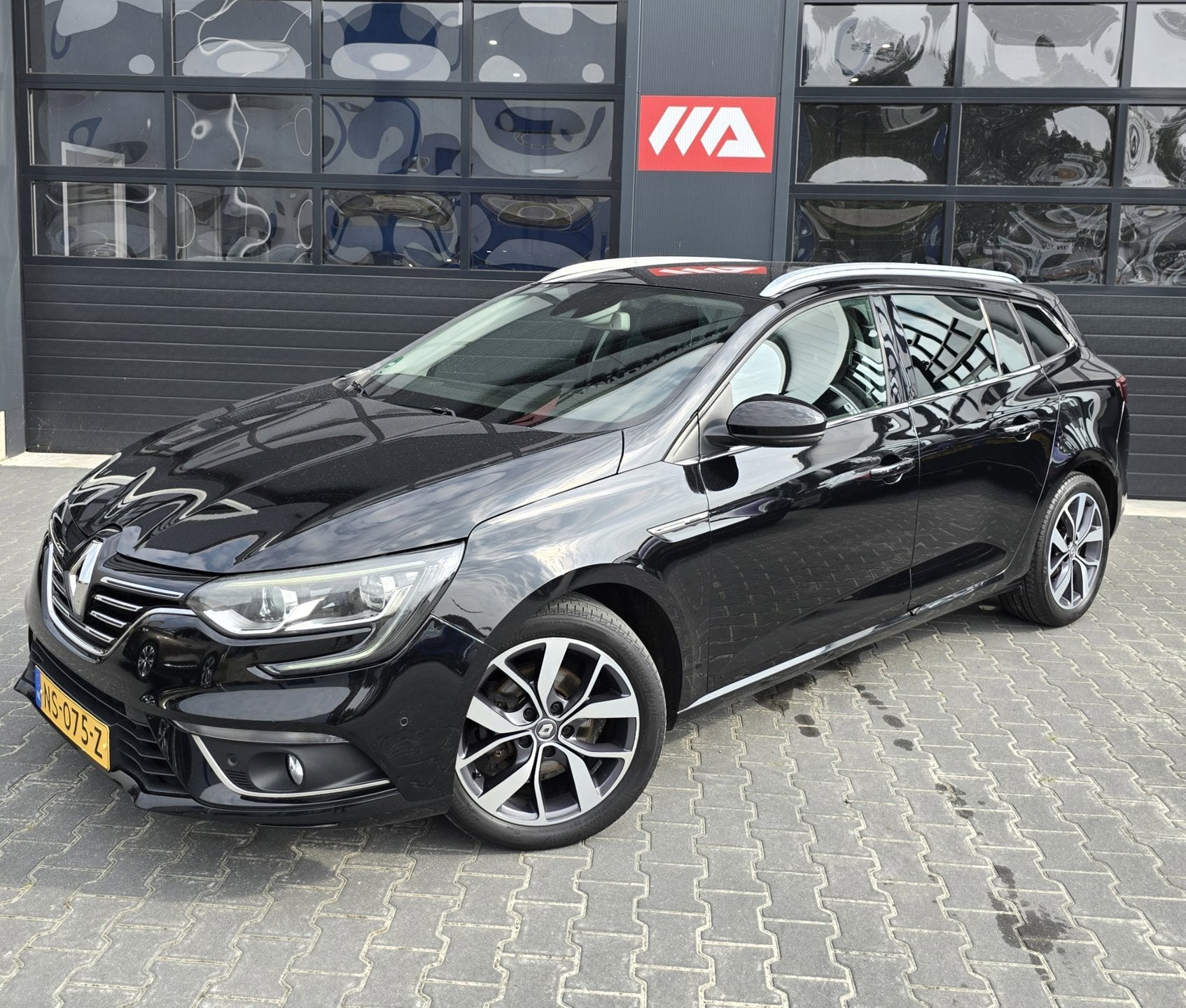 Renault Mégane Estate 1.2 TCe Bose 130 PK l NL AUTO l BOSE, Gebruikt, 4 cilinders, Leder en Stof, Origineel Nederlands