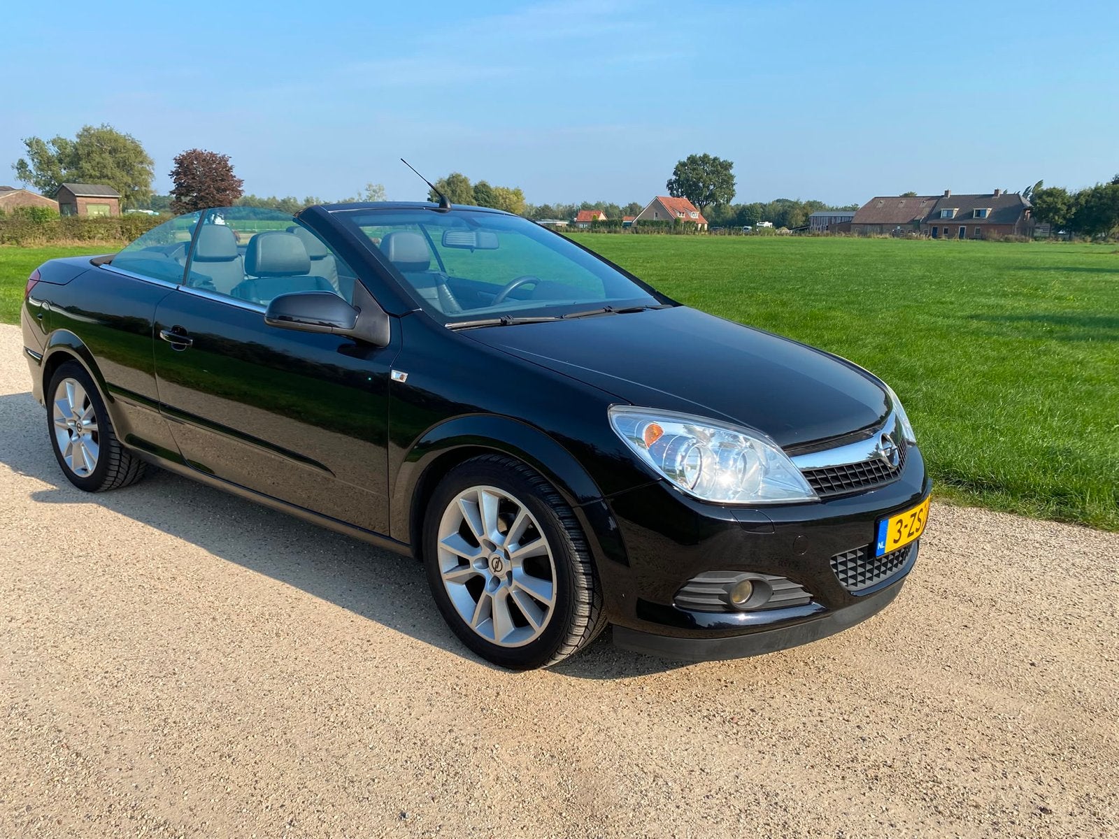 Mooi en goed onderhouden Opel Astra 1.8 Twintop, Zwart, 4 cilinders, Cabriolet, 4 stoelen