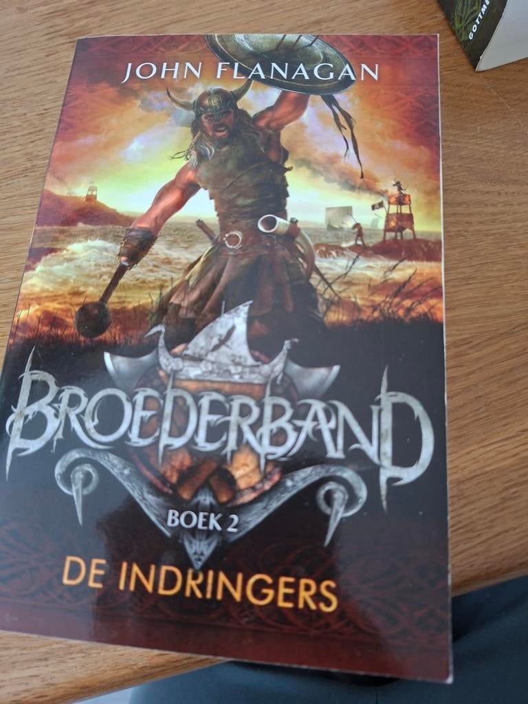 Broederband - De Outsiders en De Indringers, Ophalen of Verzenden, Gelezen, John Flanagan