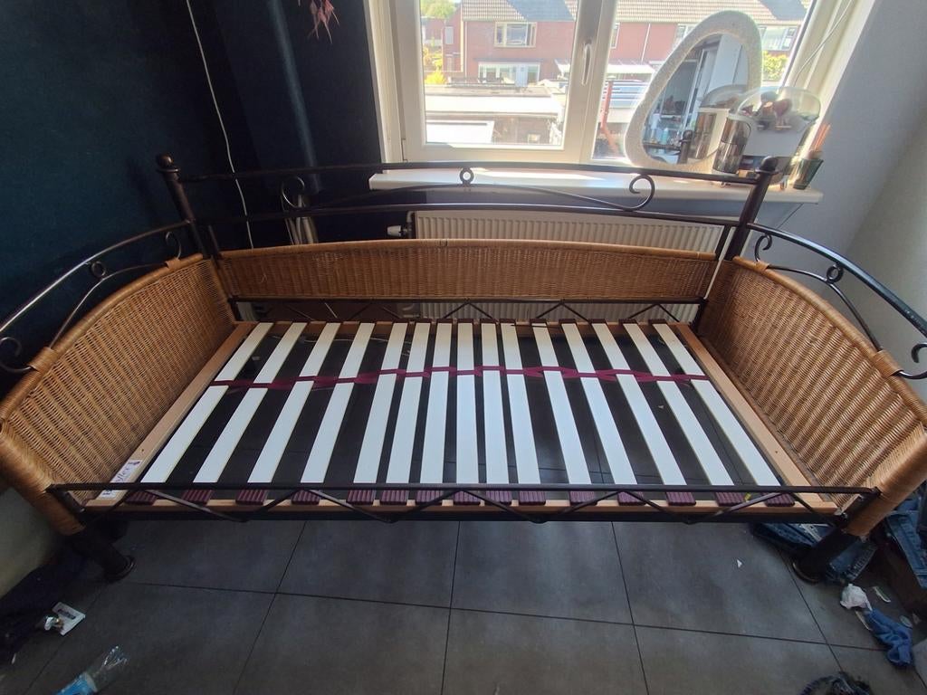 Bed 90 x 200 ijzer met riet met lattenbodem, Ophalen, Gebruikt, 90 cm, Eenpersoons