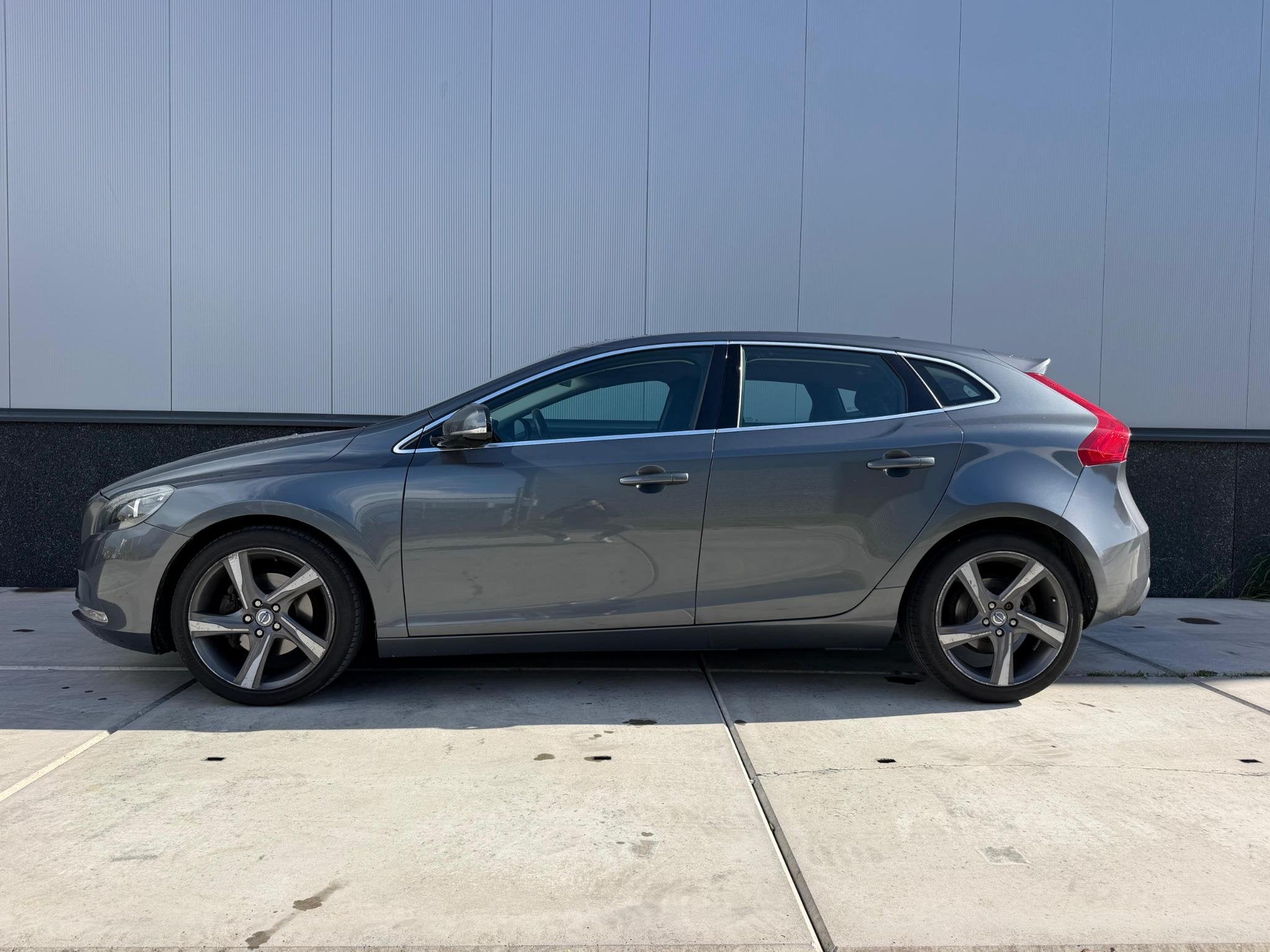 Volvo V40 1.6 T4 Momentum | Trekhaak | Navigatie | Camera |, Auto's, Voorwielaandrijving, Gebruikt, 4 cilinders, 179 pk