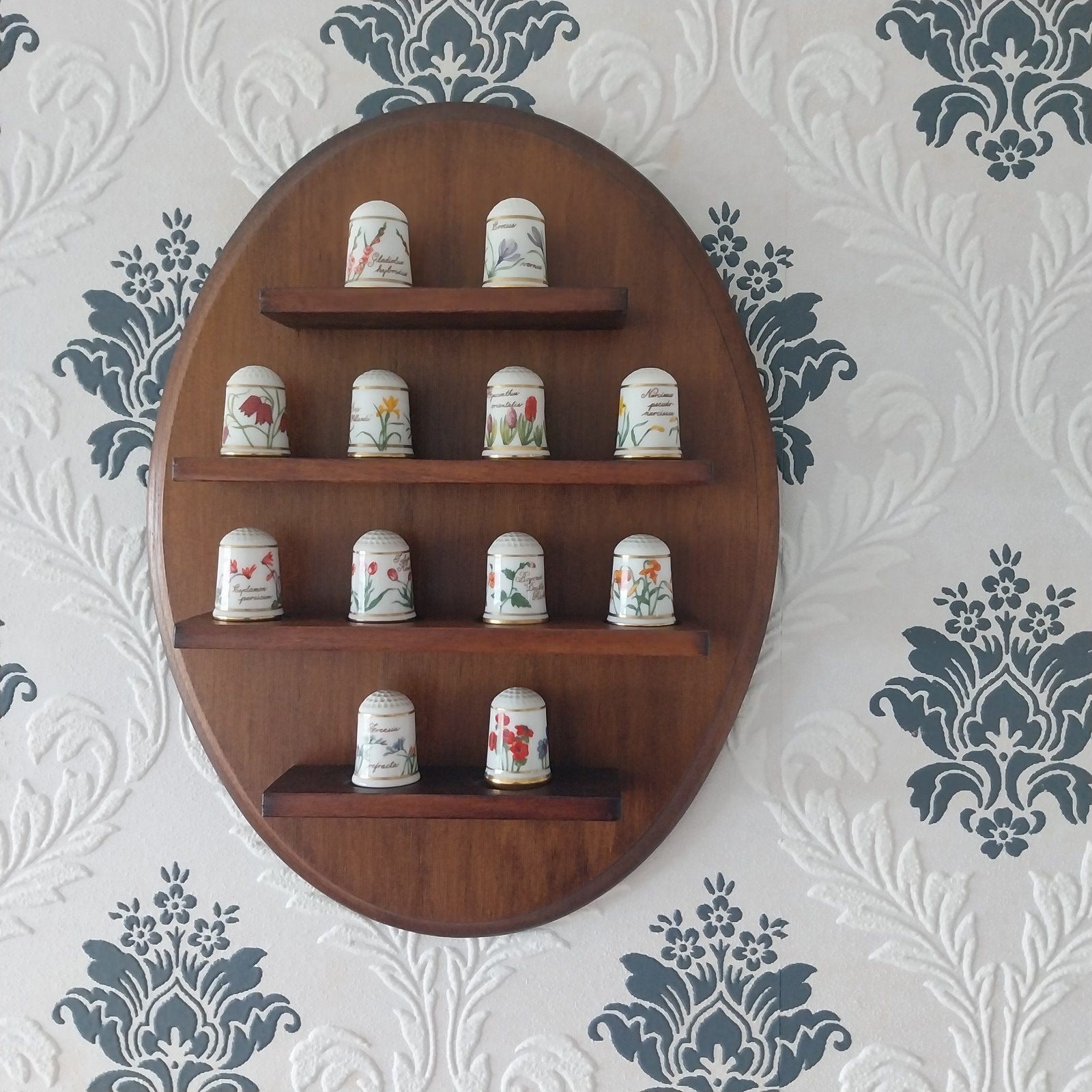Antieke vingerhoedjes collectie op houten display, Ophalen of Verzenden, Zo goed als nieuw