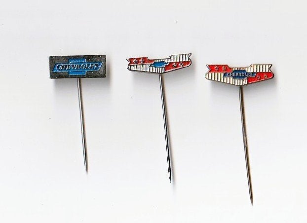 3 verschillende volmetaal usa auto speldjes: Chevrolet, Ophalen of Verzenden, Gebruikt, Overige onderwerpen, Speldje of Pin