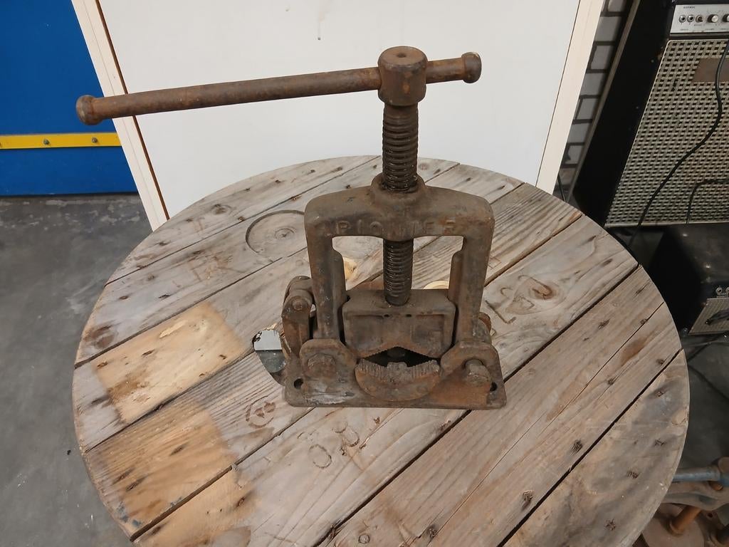 Antieke pijpklem / bankschroef, Ophalen of Verzenden, Gebruikt