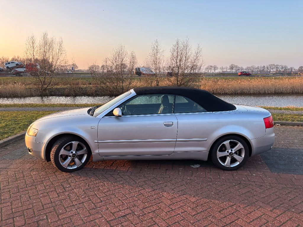Audi A4 3.0 V6 162KW Cabrio AUT 2002 Grijs, Auto's, Zwart, Cabriolet, 4 stoelen, A4