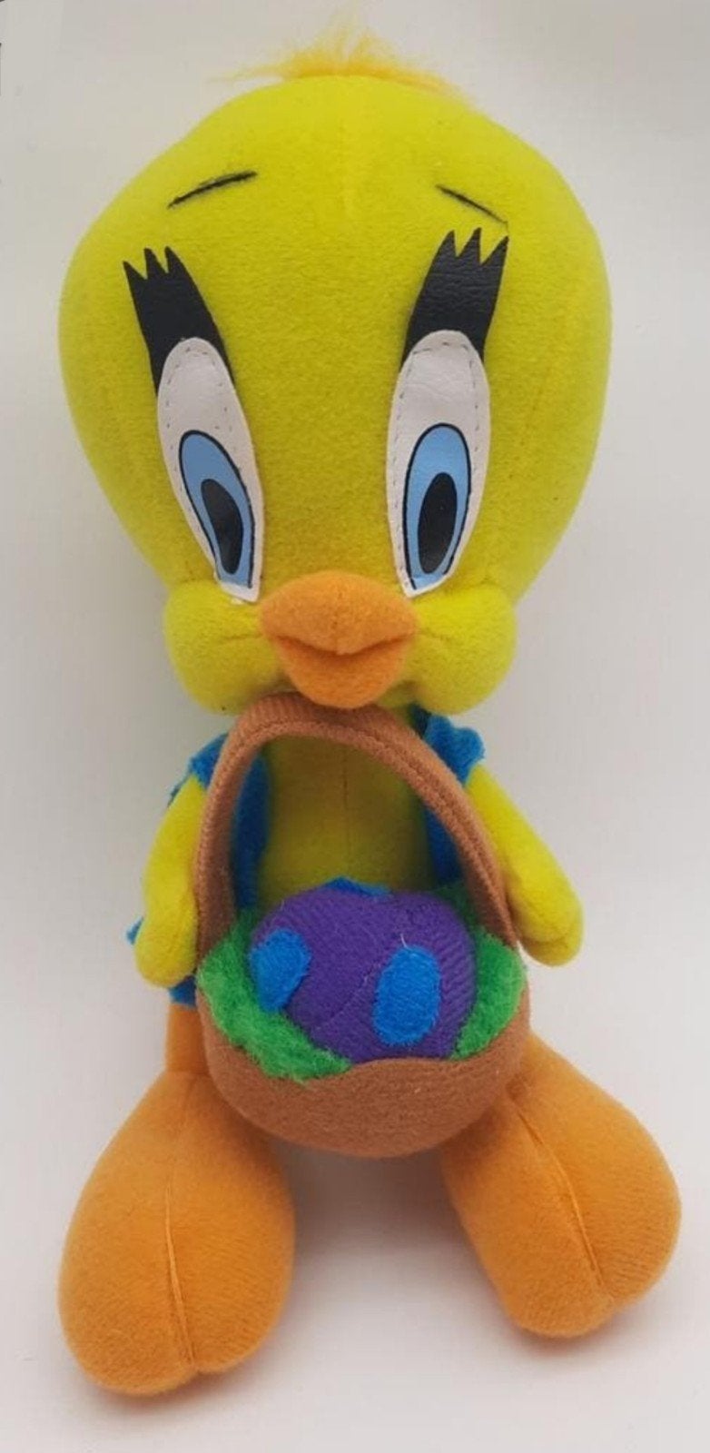 Tweety knuffel met Paasei in mandje ca. 20cm uit 1998, Ophalen of Verzenden, Looney Tunes, Zo goed als nieuw, Beeldje of Figuurtje