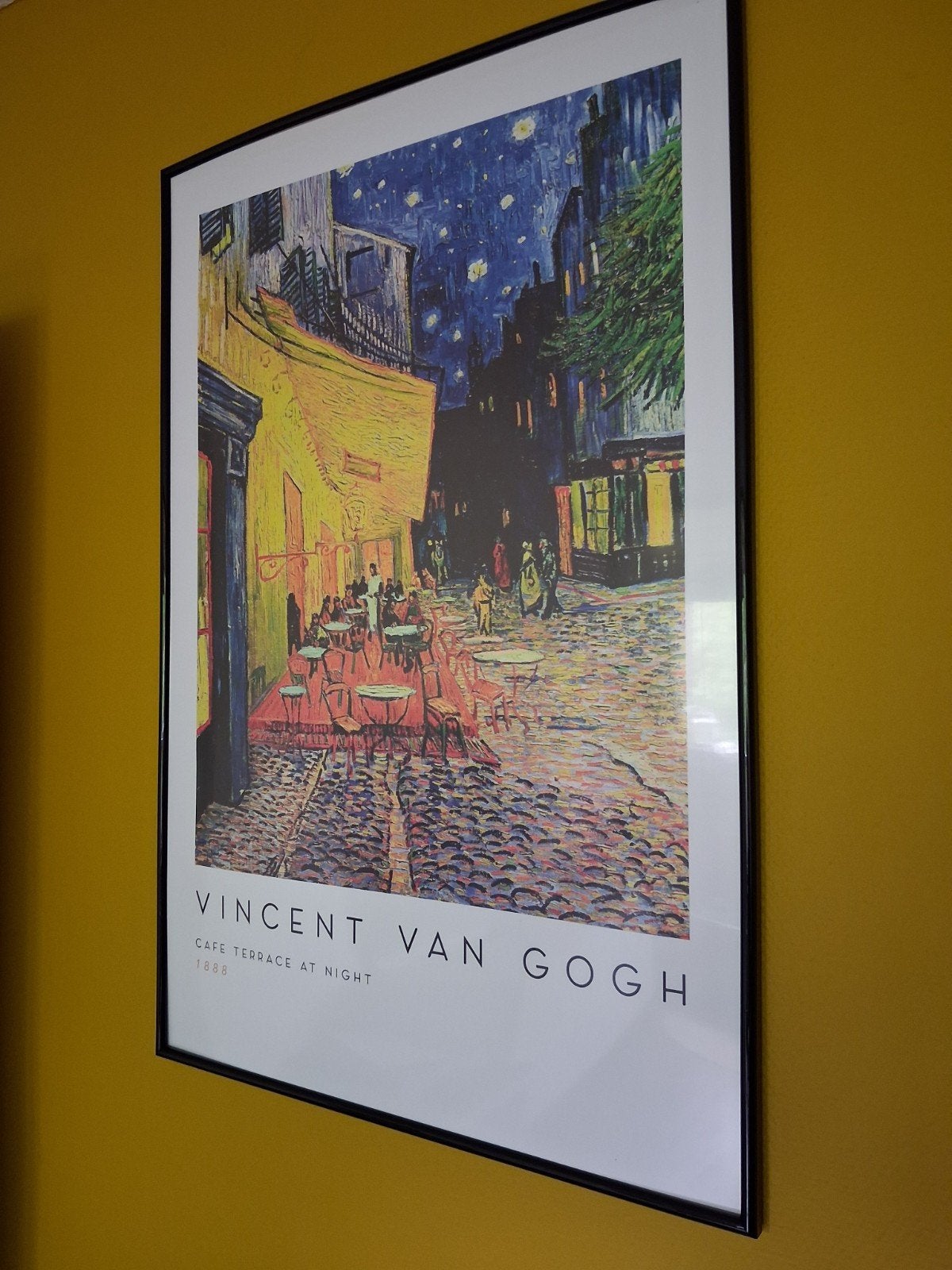 Ingelijste poster Vincent van Gogh - Caféterras bij nacht, Oorspronkelijke maker, Ophalen of Verzenden, Zo goed als nieuw, Foto of Poster