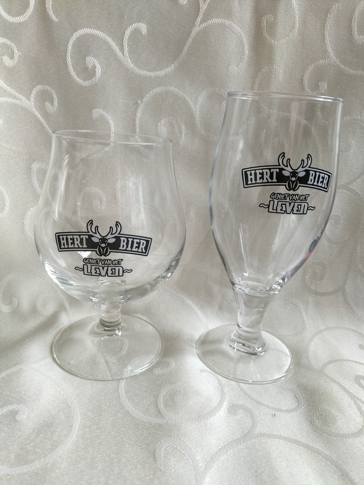 Hert Bier Glazen - Geniet van het Leven (Set van 2), Ophalen of Verzenden, Zo goed als nieuw, Glas of Glazen, Overige merken