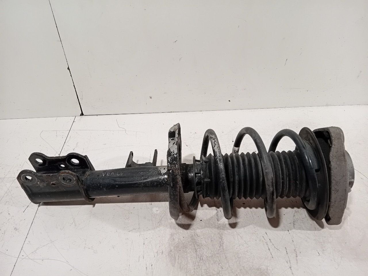 Veerpoot links voor Mercedes-Benz B-Klasse, Onderdelen@venauto.nl, Van der Ven Autorecycling B.V., Gebruikt, Ettenseweg 76, 4706 PB Roosendaal, The Netherlands