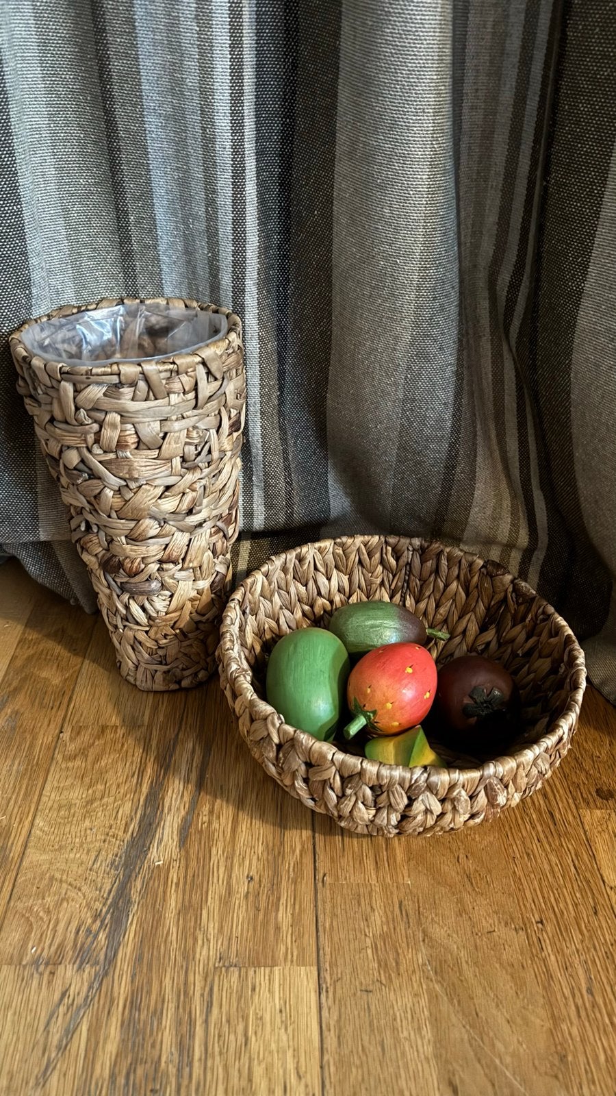 Decoratieve rieten rattan mand vaas bloempot met kunstfruit, Gebruikt, Ophalen of Verzenden, Landelijk, Natuurlijk materiaal