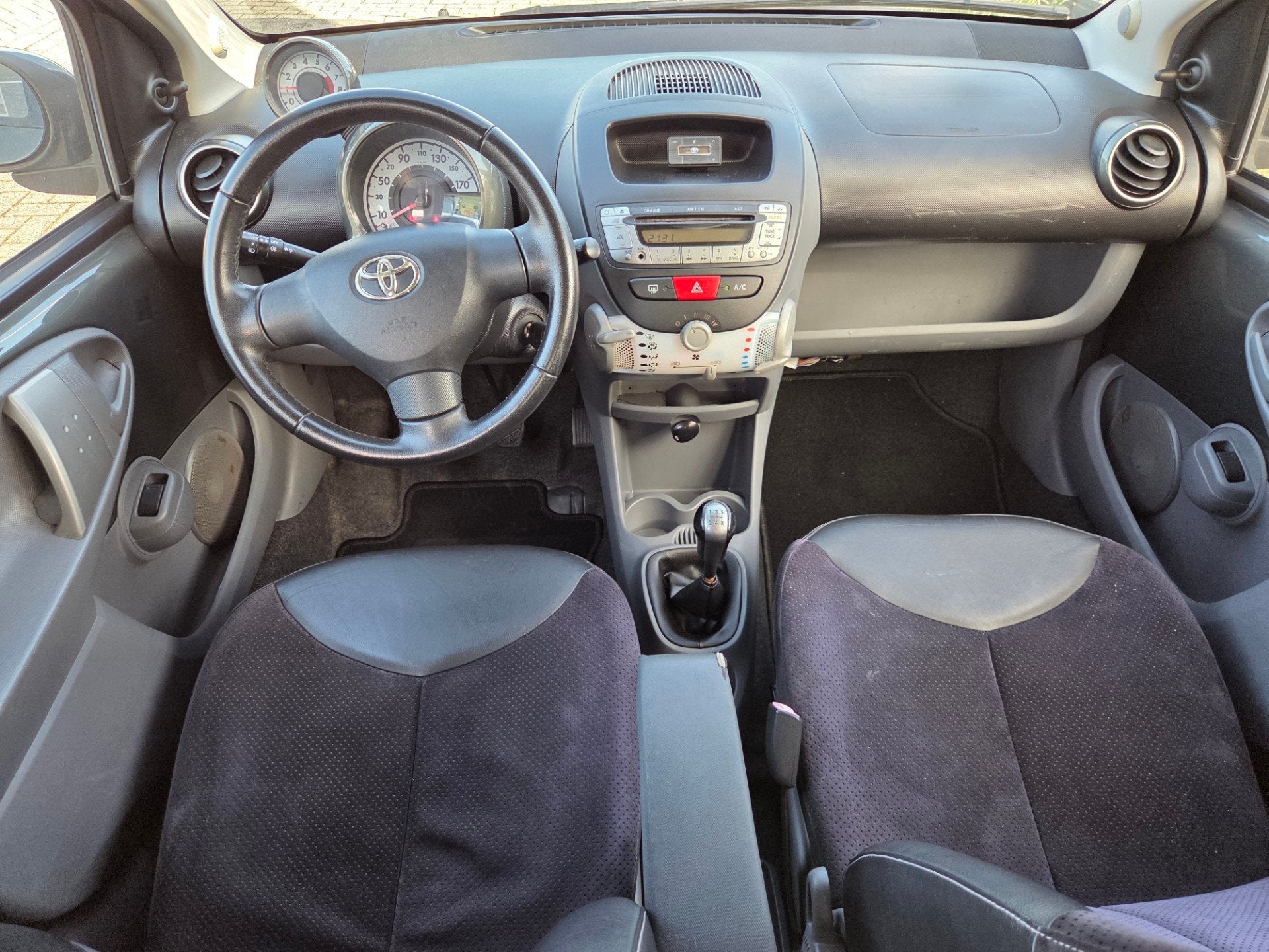 Toyota Aygo 1.0-12V/AIRCO/LEER/EERSTE EIGENAAR, Voorwielaandrijving, 4 stoelen, 68 pk, Bedrijf