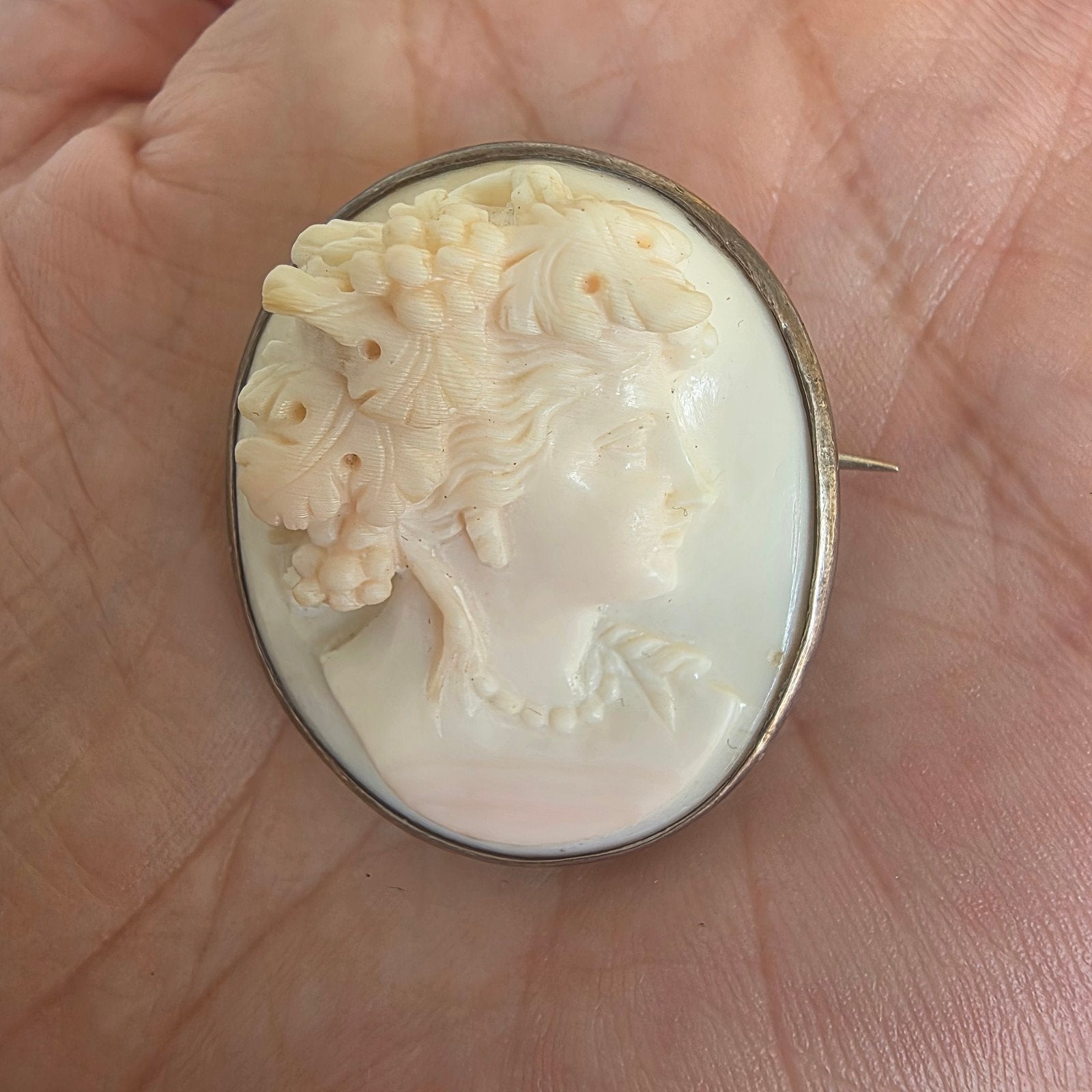 Antieke schelp Camee Broche - Klassieke Vrouwenfiguur, Gebruikt, Beige, Minder dan 4 cm, Ophalen of Verzenden