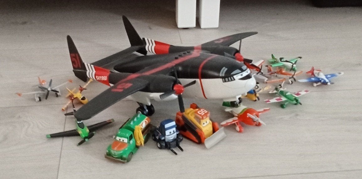 Planes set: 11 vliegtuigen plus 3 voertuigen, Kinderen en Baby's, Speelgoed | Speelgoedvoertuigen, Ophalen of Verzenden
