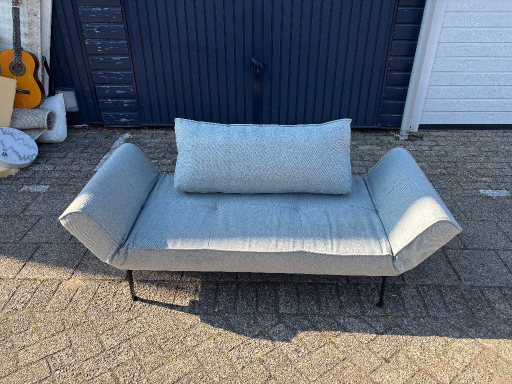 Innovation Living Zeal slaapbank lichtgrijs – designbank, Huis en Inrichting, Slaapkamer | Slaapbanken, Ophalen, Gebruikt, Tweepersoons