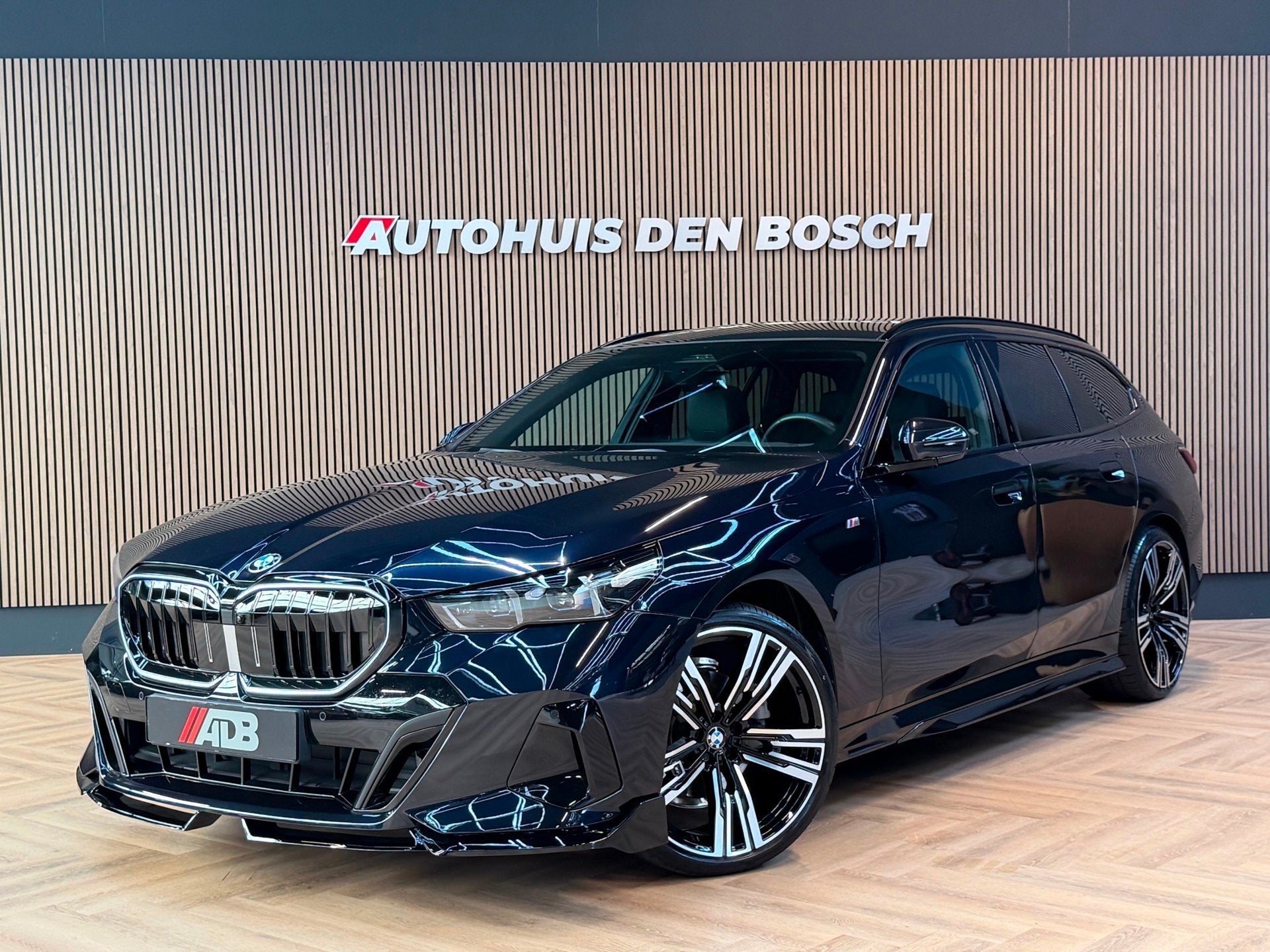 BMW 5-serie Touring 520i M Sport|Pano|Keyles|HeadUp|360|H&K, Automaat, Achterwielaandrijving, Gebruikt, 2000 kg