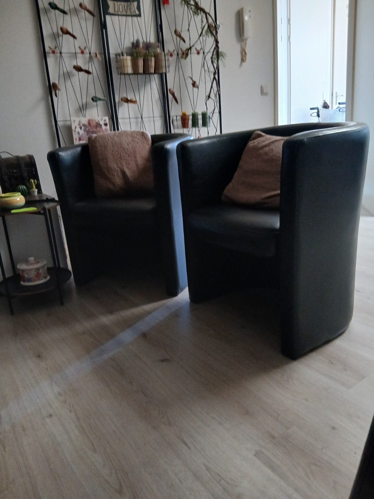 Twee comfortabele zwarte fauteuils, Modern, Comfortabel, Gebruikt, Ophalen of Verzenden, 50 tot 75 cm